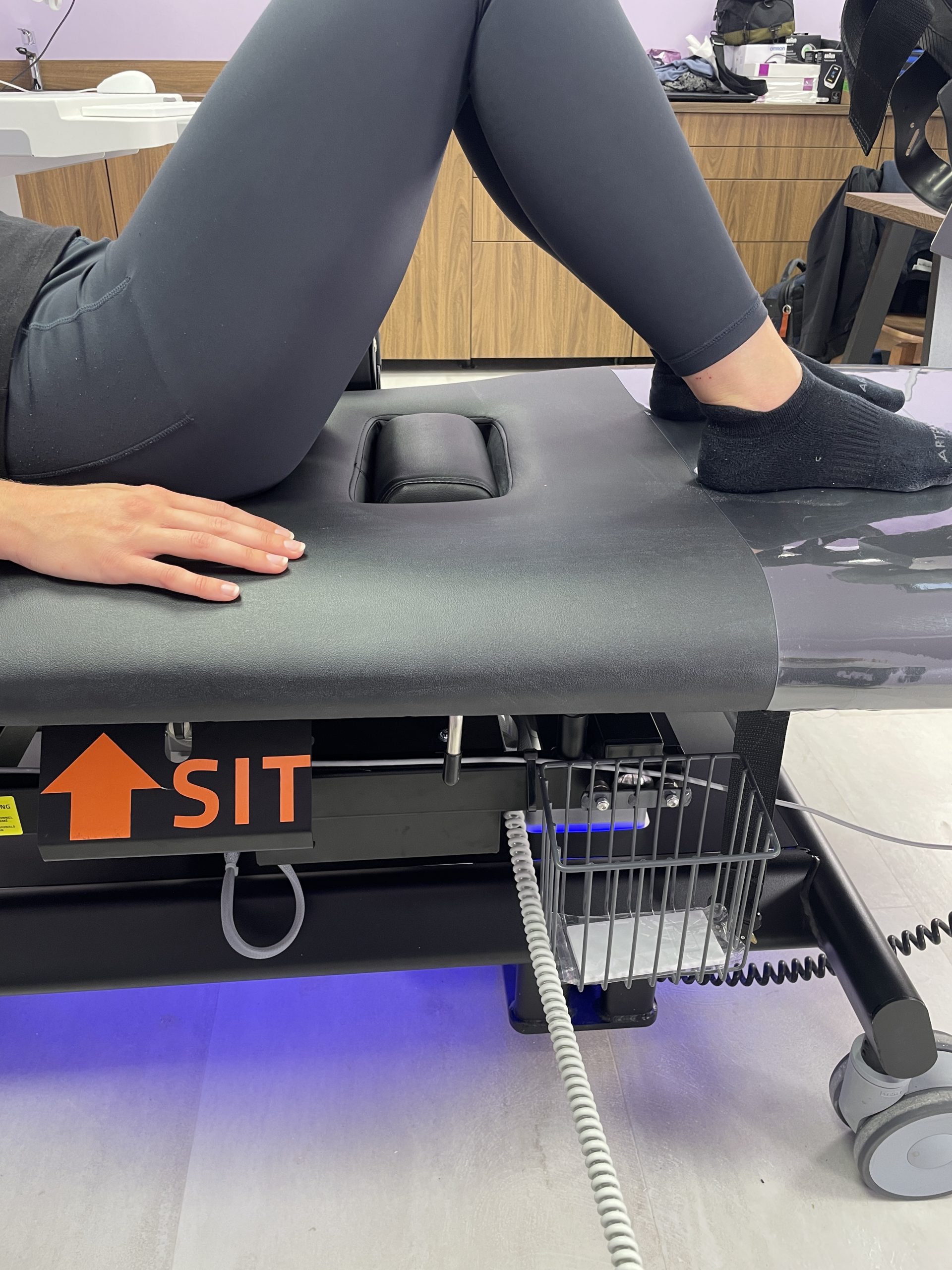 Position assise sur divan ergométrique avec calage fessier, permettant un maintien optimal du patient lors des examens d’échocardiographie d’effort.