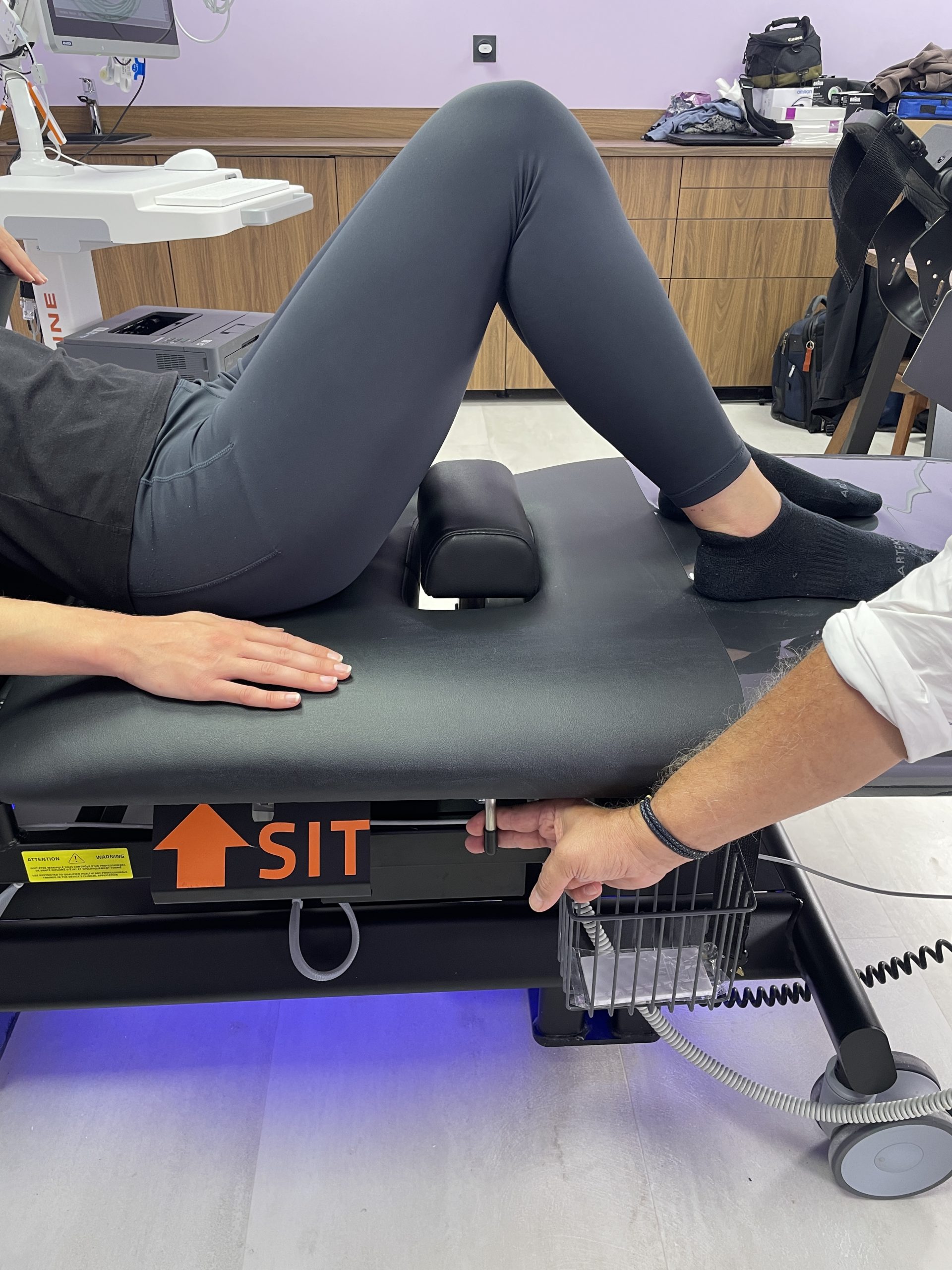 Position assise sur divan ergométrique avec calage fessier, permettant un maintien optimal du patient lors des examens d’échocardiographie d’effort.