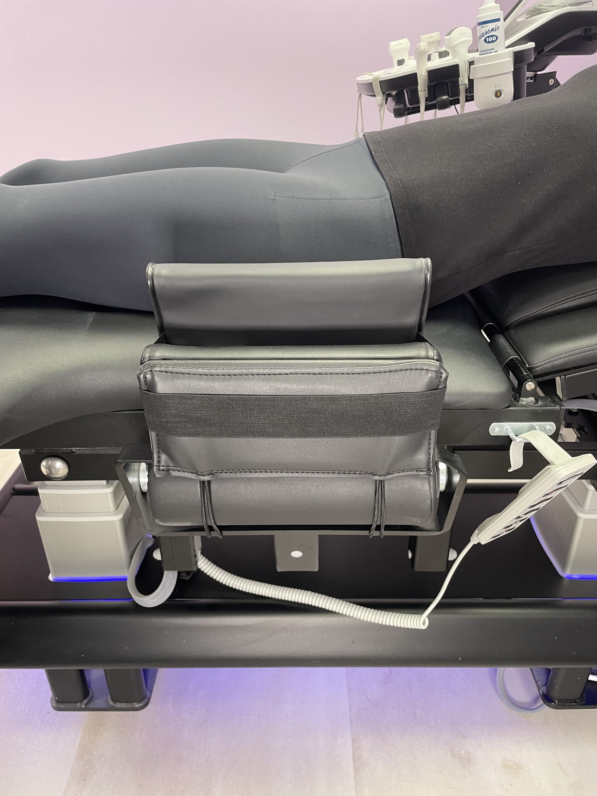 Calage de hanche sur divan ergométrique garantissant une position stable lors d’un examen d’échocardiographie d’effort.