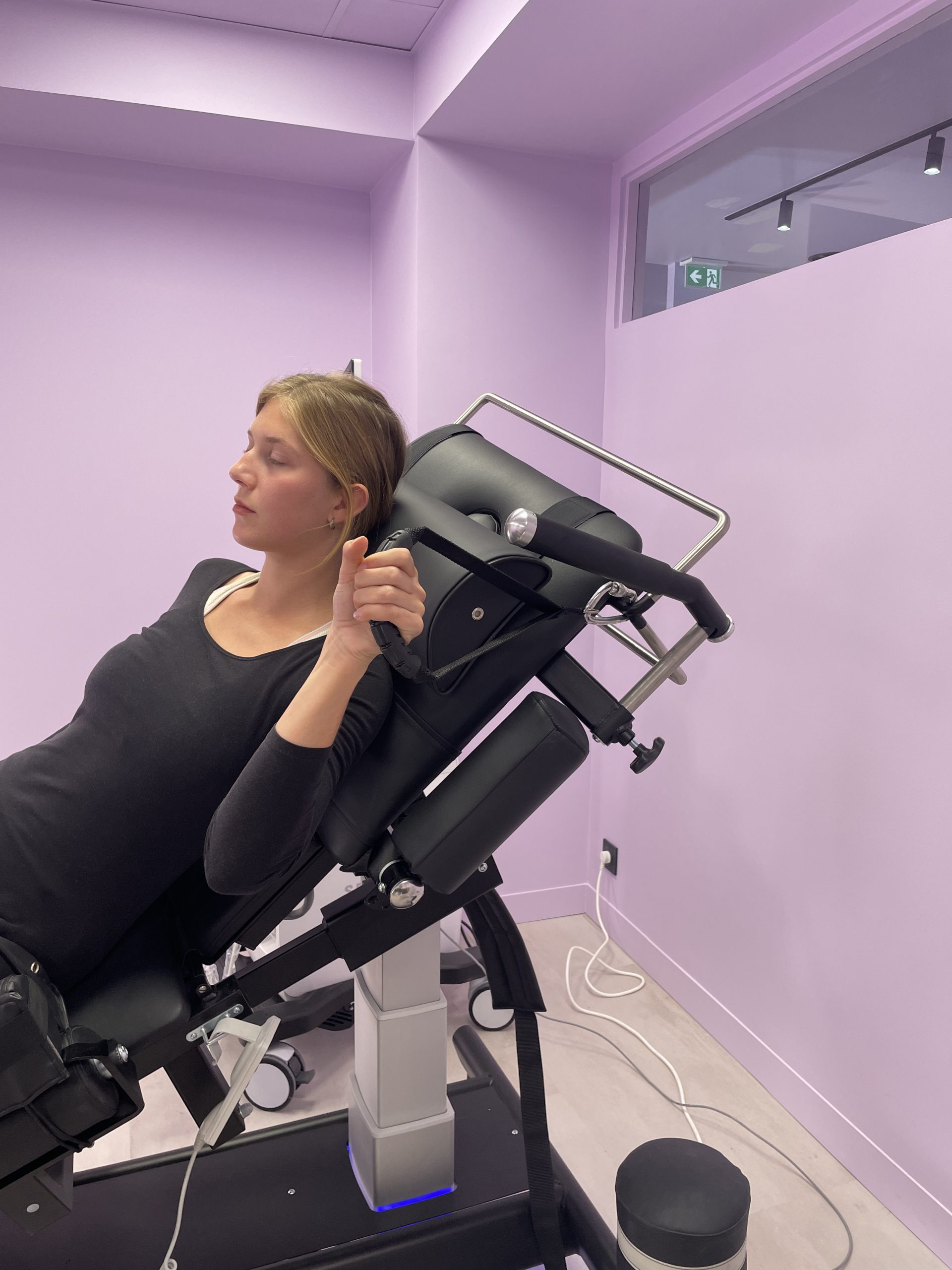 Poignée de maintien sur divan ergométrique garantissant une position stable lors d’un examen d’échocardiographie d’effort.