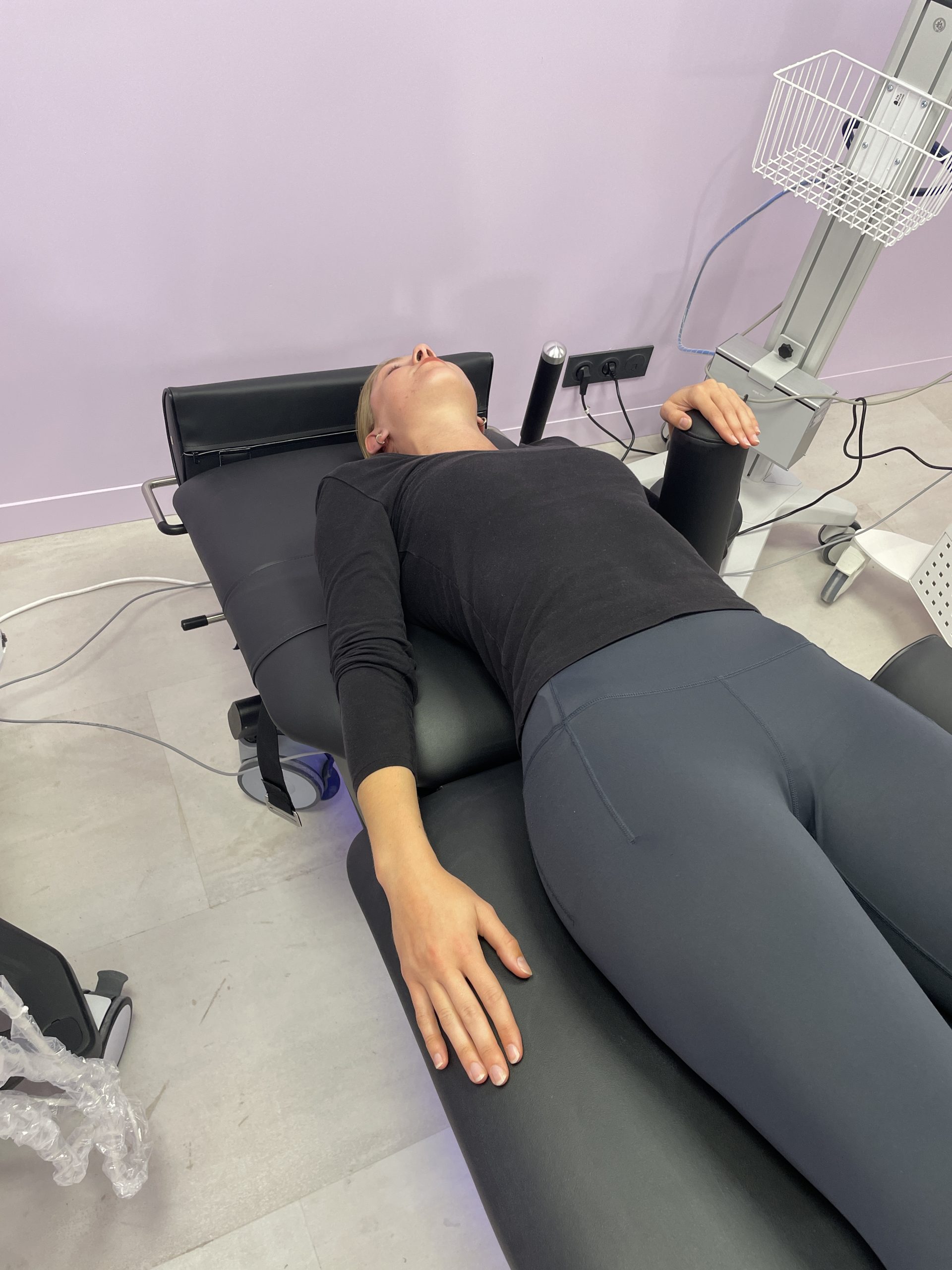 Position proclive sur divan ergométrique permettant une adaptation optimale pour la réalisation d’un examen d’échocardiographie d’effort.